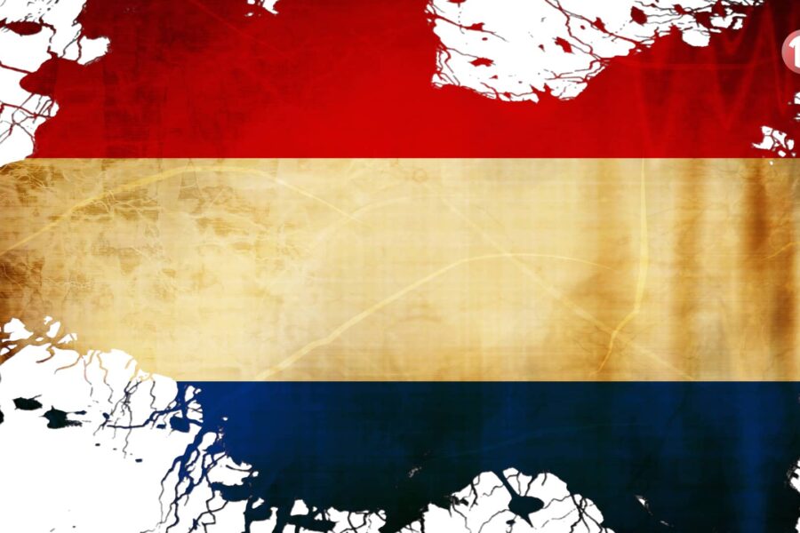 Bandera de Países Bajos con textura histórica, ilustrando el post que explica por qué se llama Países Bajos y no Holanda.