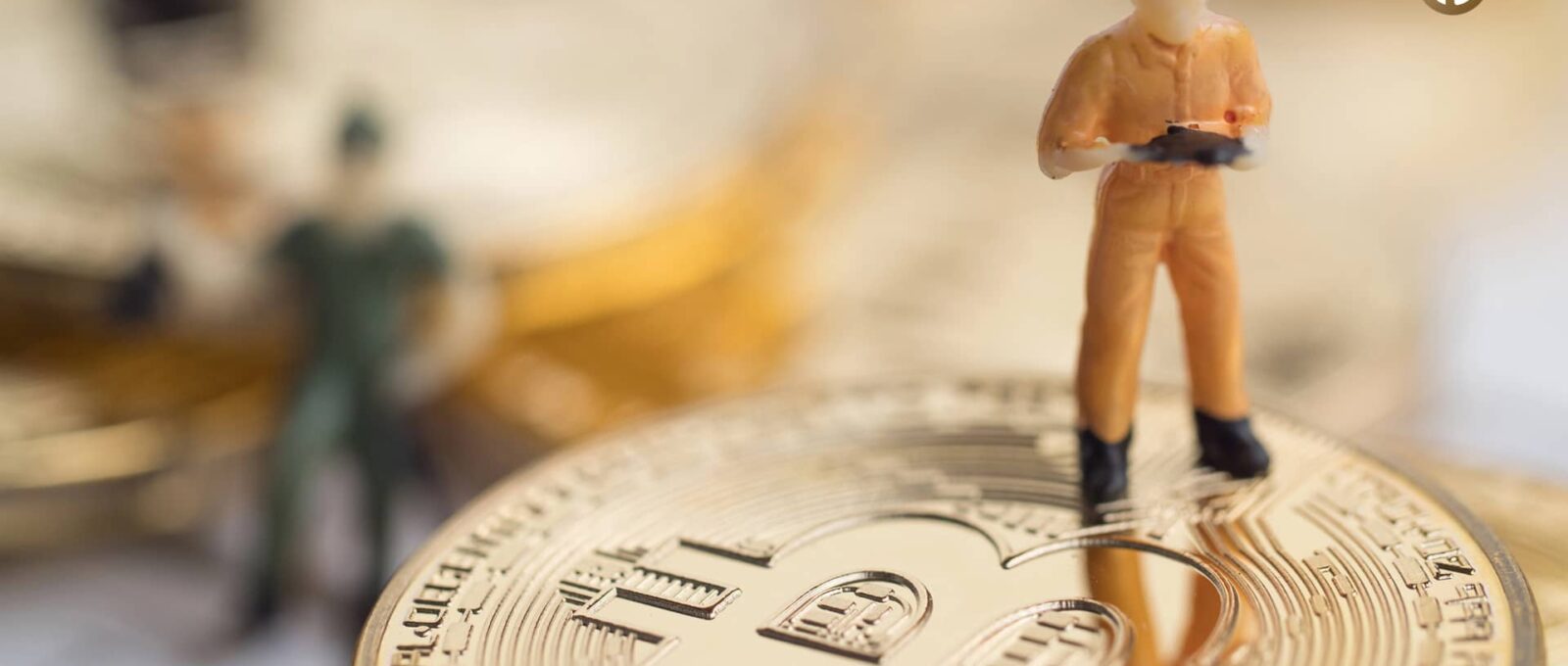 Ilustración del concepto de la minería de criptomonedas con una figura sobre una moneda de Bitcoin.
